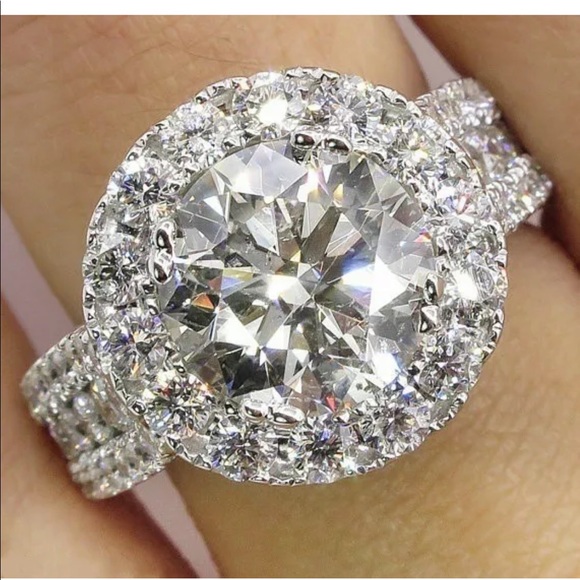 Jewelry - Clase de town circular wedding engagement ring
